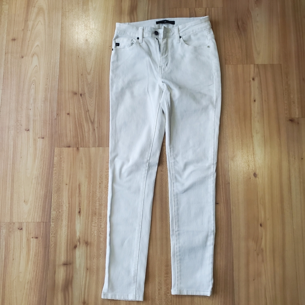 White KanCan skinny jeans Sz 25